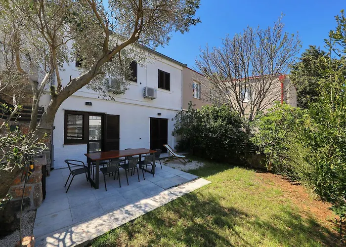 Hibis, No 1 Apartment